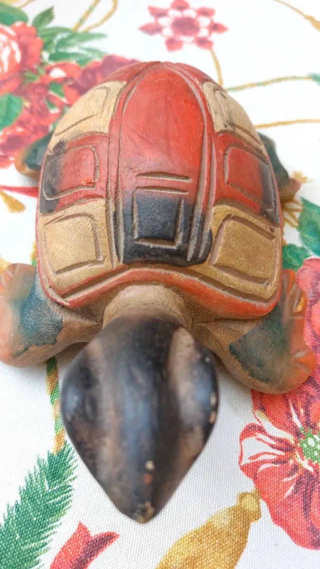 Tartaruga in legno decorata