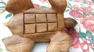 Tartaruga in legno decorata