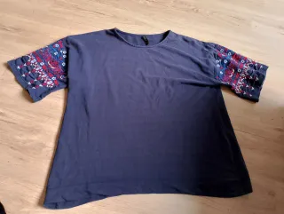 Jersey Stradivarius bordado azul