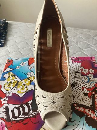 Zapatos de tacón beige con diseño calado