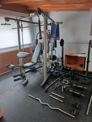 Conjunto de gimnasio con multiestación