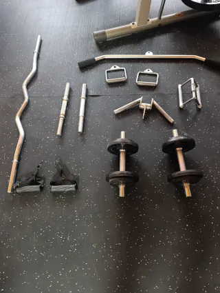 Conjunto de gimnasio con multiestación