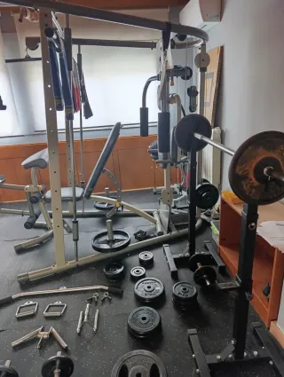 Conjunto de gimnasio con multiestación