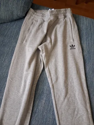 Pantalón Adidas Gris