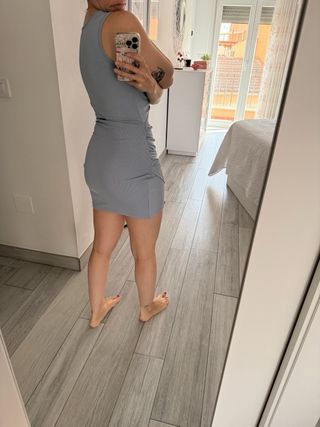 Vestido azul con abertura en abdomen