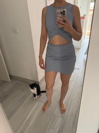 Vestido azul con abertura en abdomen