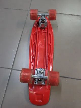 Monopatín infantil rojo