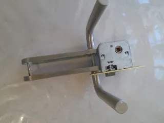 Manillas de puerta metálicas