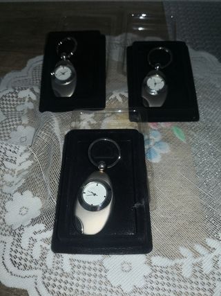  LLAVEROS CON  Reloj ESMALTADO. Nuevos CON CAJA