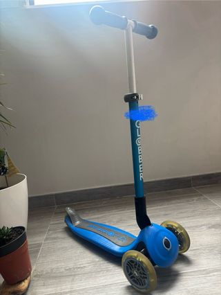 Patinete Globber azul 3 ruedas con luces.