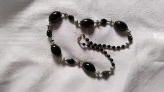 Collar elegante negro y plateado. 60 cm de largo V