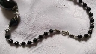 Collar elegante negro y plateado. 60 cm de largo V