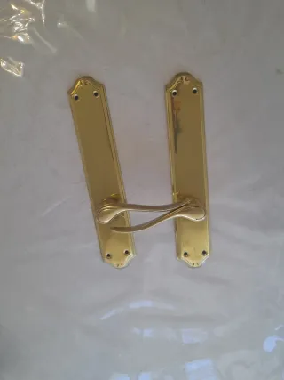 Manillas doradas para puerta