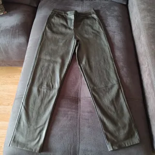 Pantalón negro efecto piel