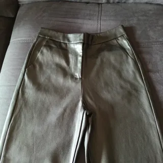 Pantalón negro efecto piel