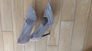 Zapatos de tacón beige con tiras