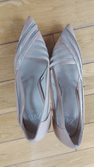 Zapatos de tacón beige con tiras