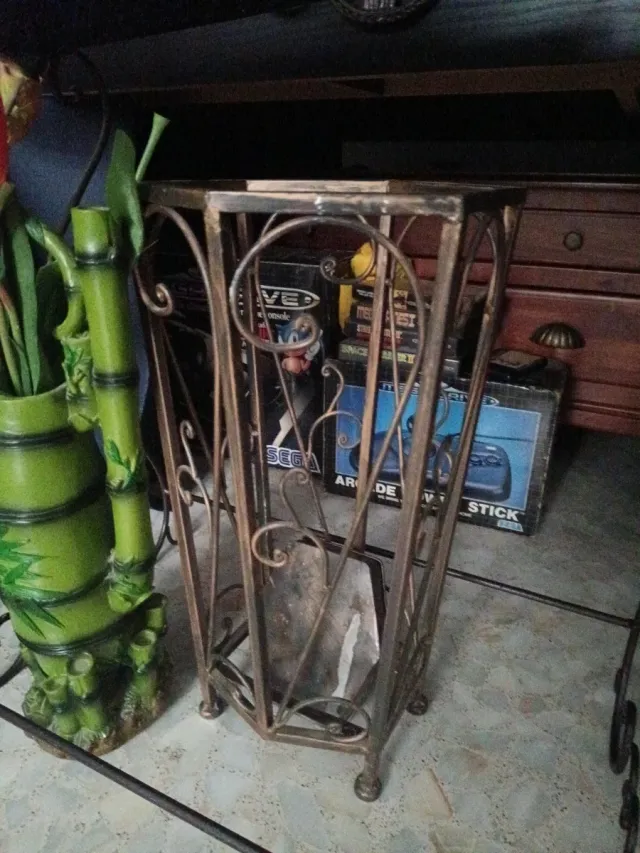 Paragüero de metal dorado y marrón