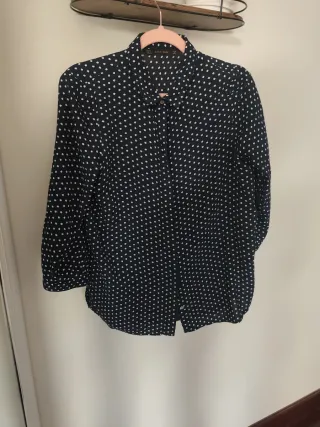 Blusa azul y lunares blancos