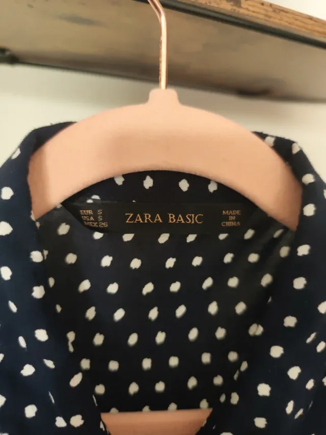 Blusa azul y lunares blancos