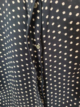 Blusa azul y lunares blancos