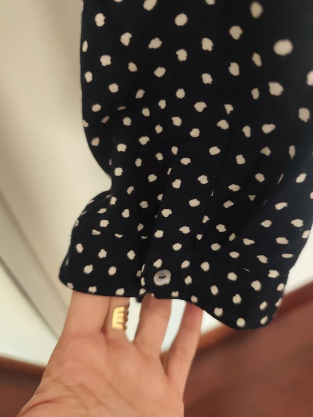 Blusa azul y lunares blancos