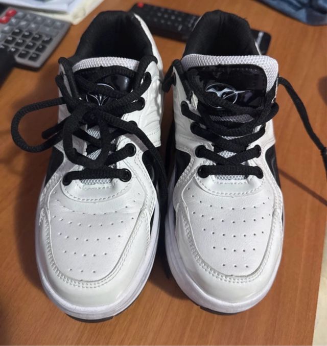 Scarpe con rotelle bianche e nere