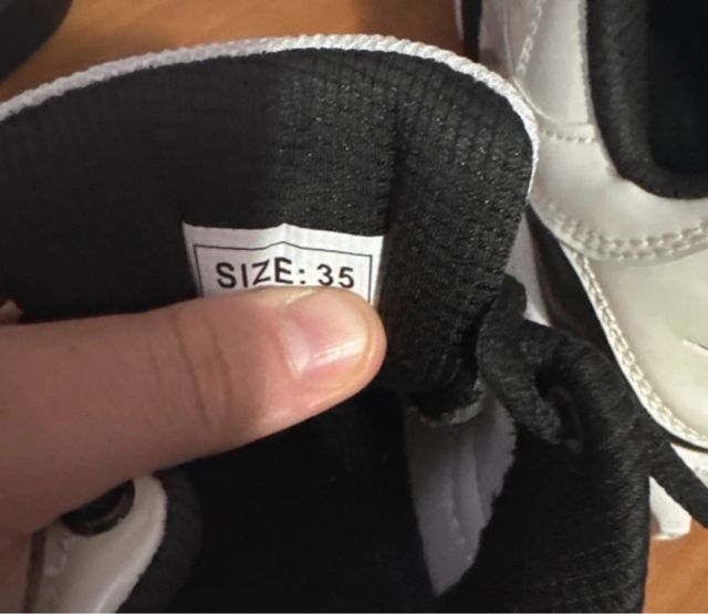 Scarpe con rotelle bianche e nere