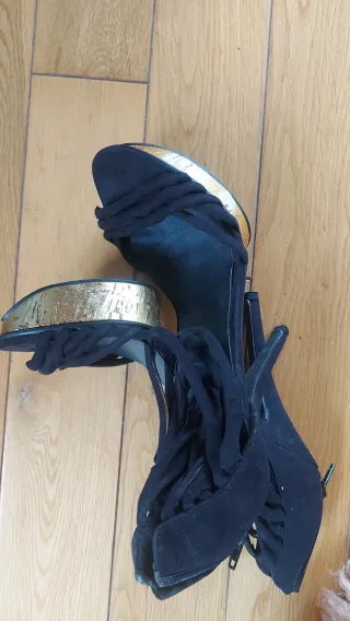 Zapatos de tacón negros y dorados