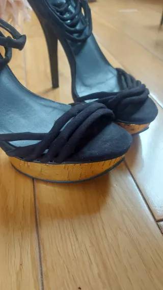 Zapatos de tacón negros y dorados