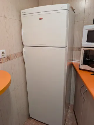 Nevera de cocina blanca