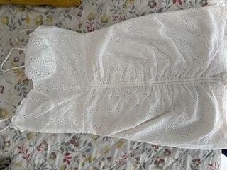 Vestido blanco ajustado con bordado floral