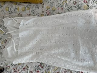 Vestido blanco ajustado con bordado floral