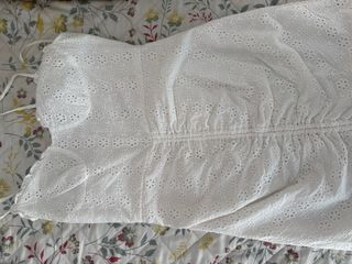 Vestido blanco ajustado con bordado floral