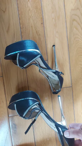 Zapatos de plataforma negros y plateados