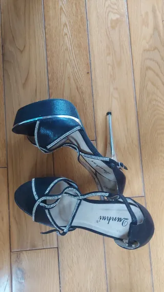 Zapatos de plataforma negros y plateados
