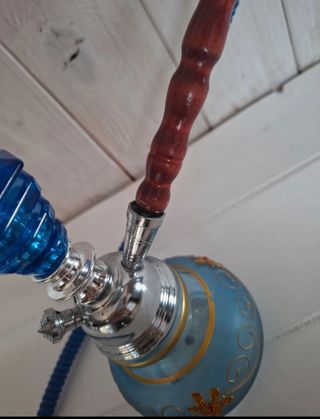 Oggetto etnico in vetro, legno e metallo