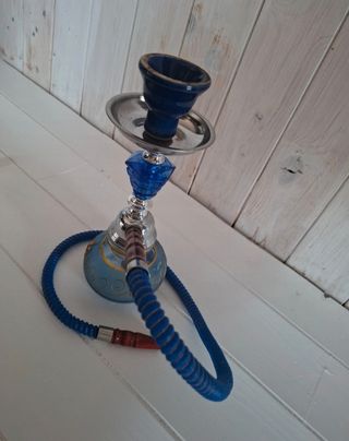 Oggetto etnico in vetro, legno e metallo