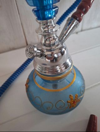 Oggetto etnico in vetro, legno e metallo