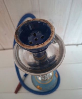 Oggetto etnico in vetro, legno e metallo