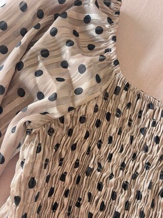 Blusa manga larga beige y negra lunares