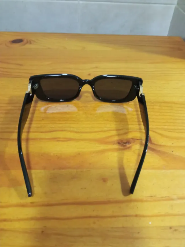 Gafas de sol rectangulares negras con detalle dora