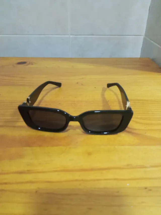 Gafas de sol rectangulares negras con detalle dora