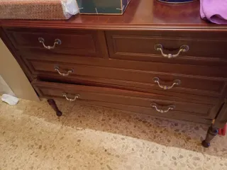 Cómoda de madera con 4 cajones