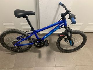 Bicicleta infantil azul con marchas