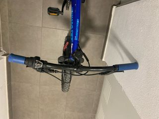 Bicicleta infantil azul con marchas