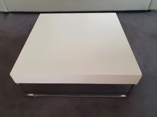 Mesa de centro blanca y plateada