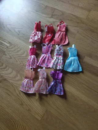 Lote de vestidos para muñecas