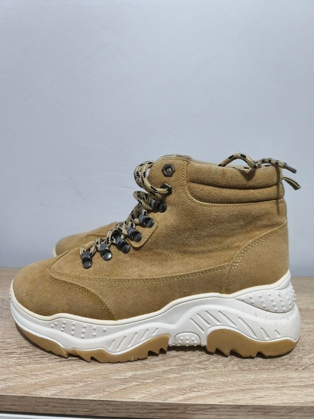 Botas de montaña marrones