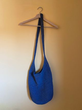 Bolso de tela azul tejido